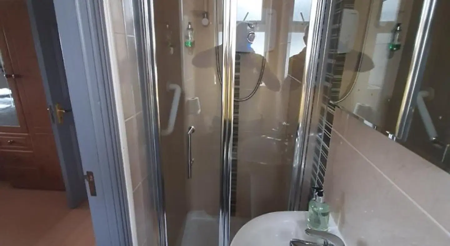 Aaron Vale B&B Badezimmer