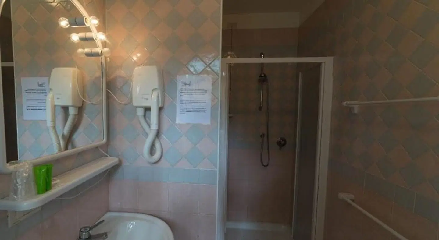 Hotel Airone Badezimmer