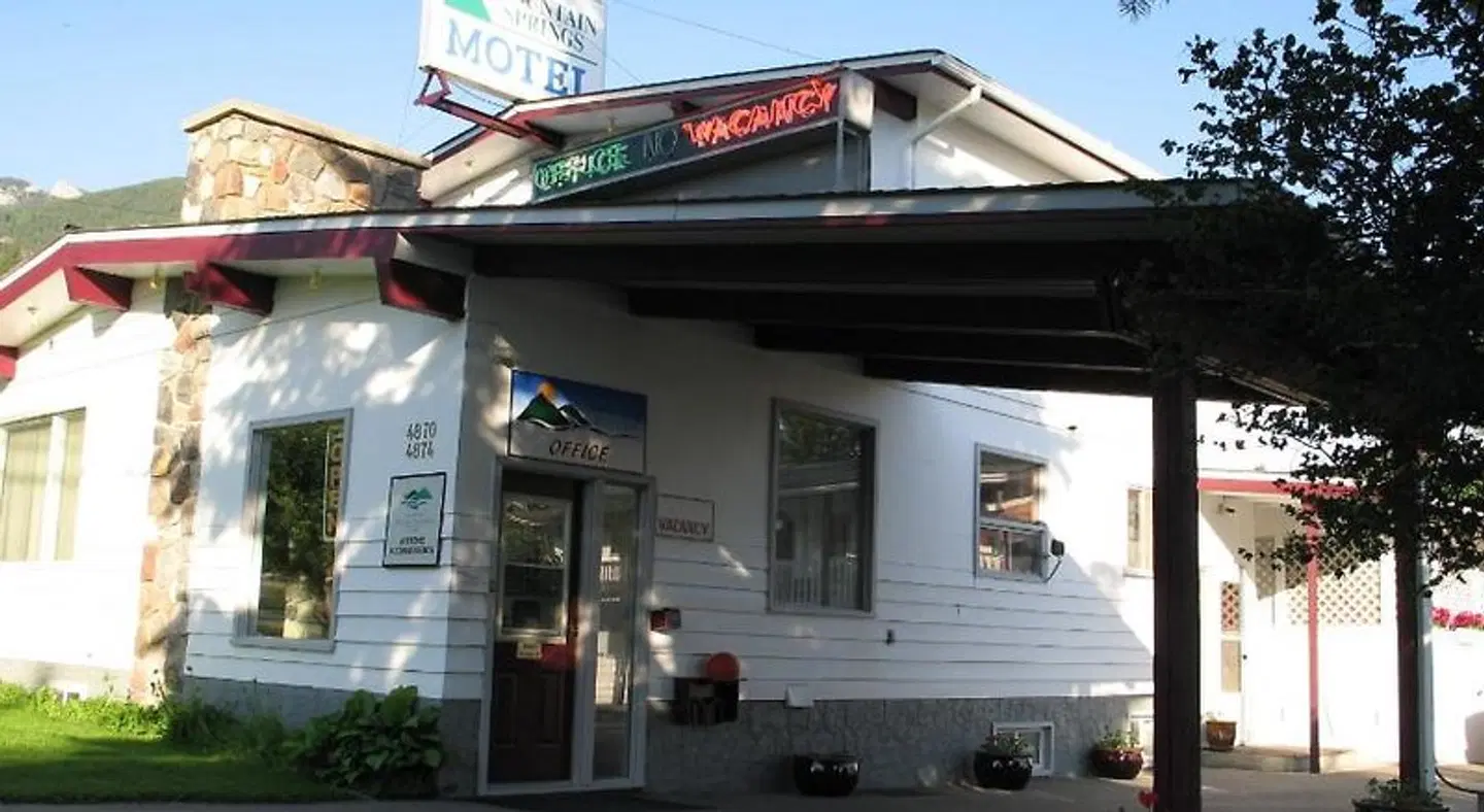 Mountain Springs Motel EXTERIOR