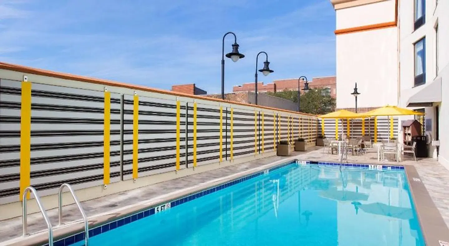 DoubleTree by Hilton Hotel Savannah Historic District OUTDOOR_POOL