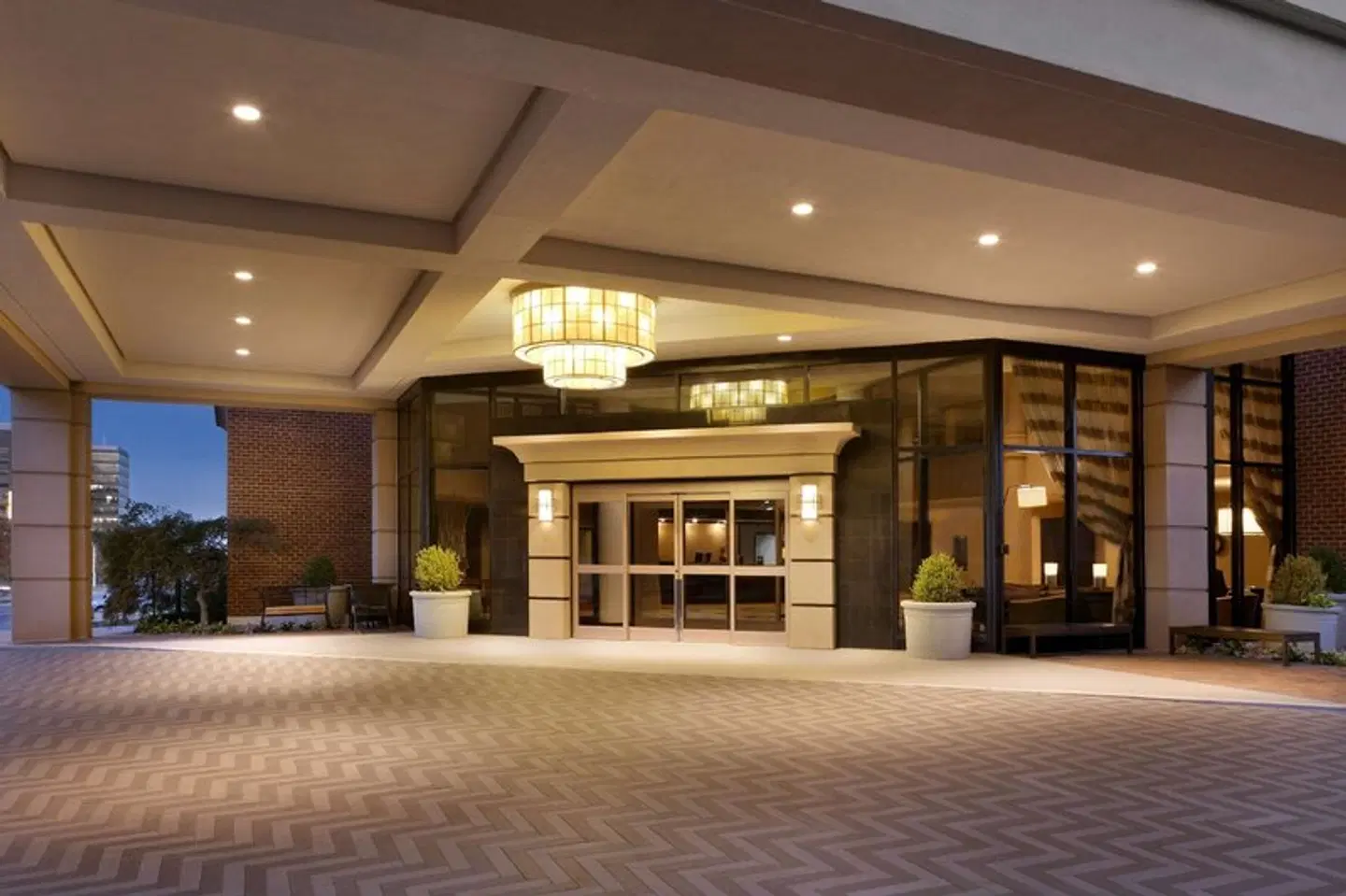 DoubleTree by Hilton McLean Tysons EXTERIOR