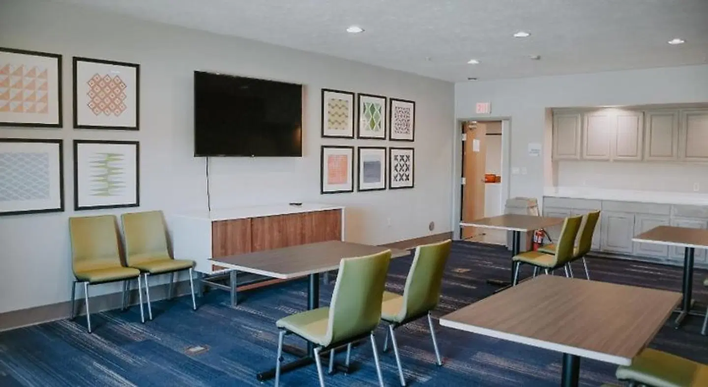 Holiday Inn Express & Suites Lincoln South by IHG Bar