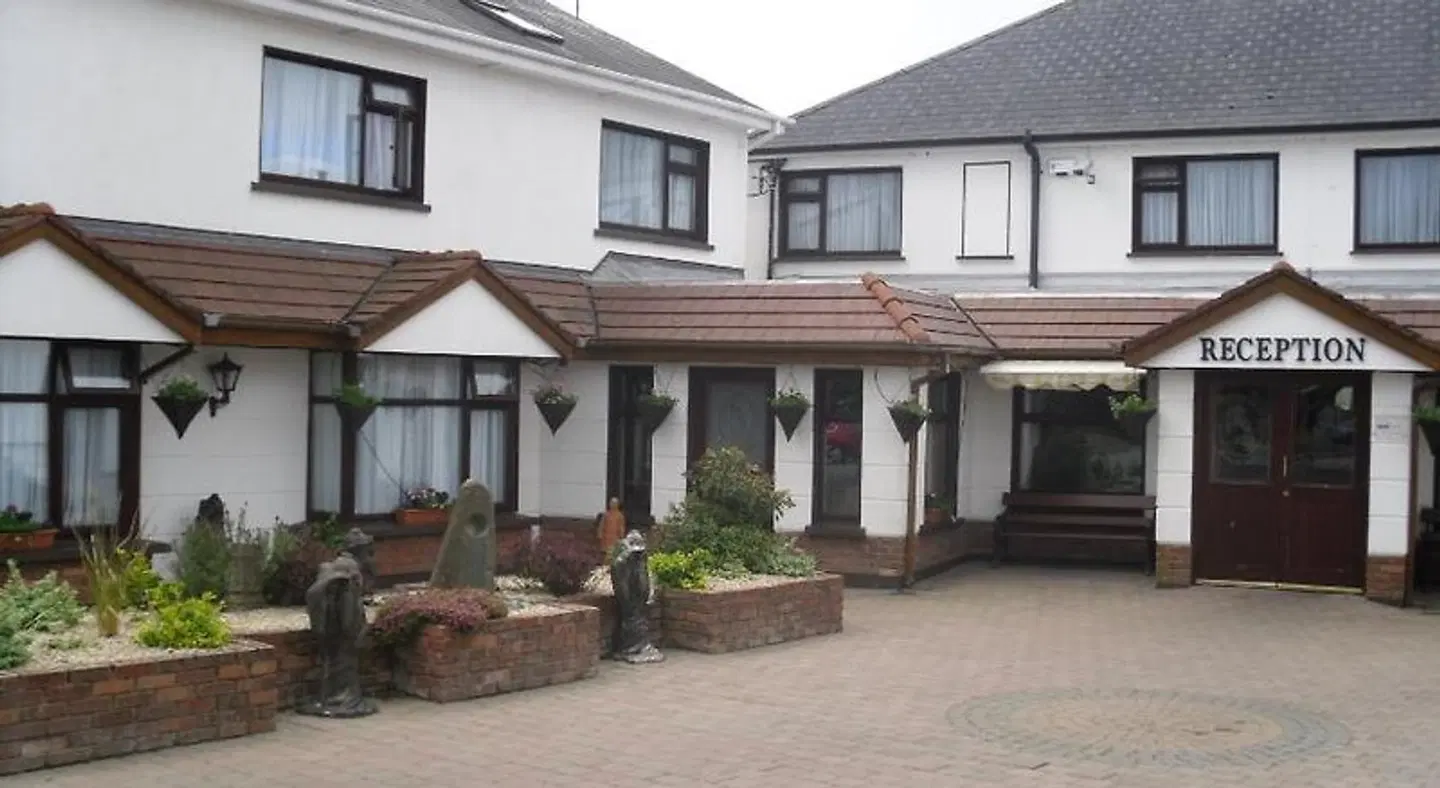 Horse & Hound Inn EXTERIOR