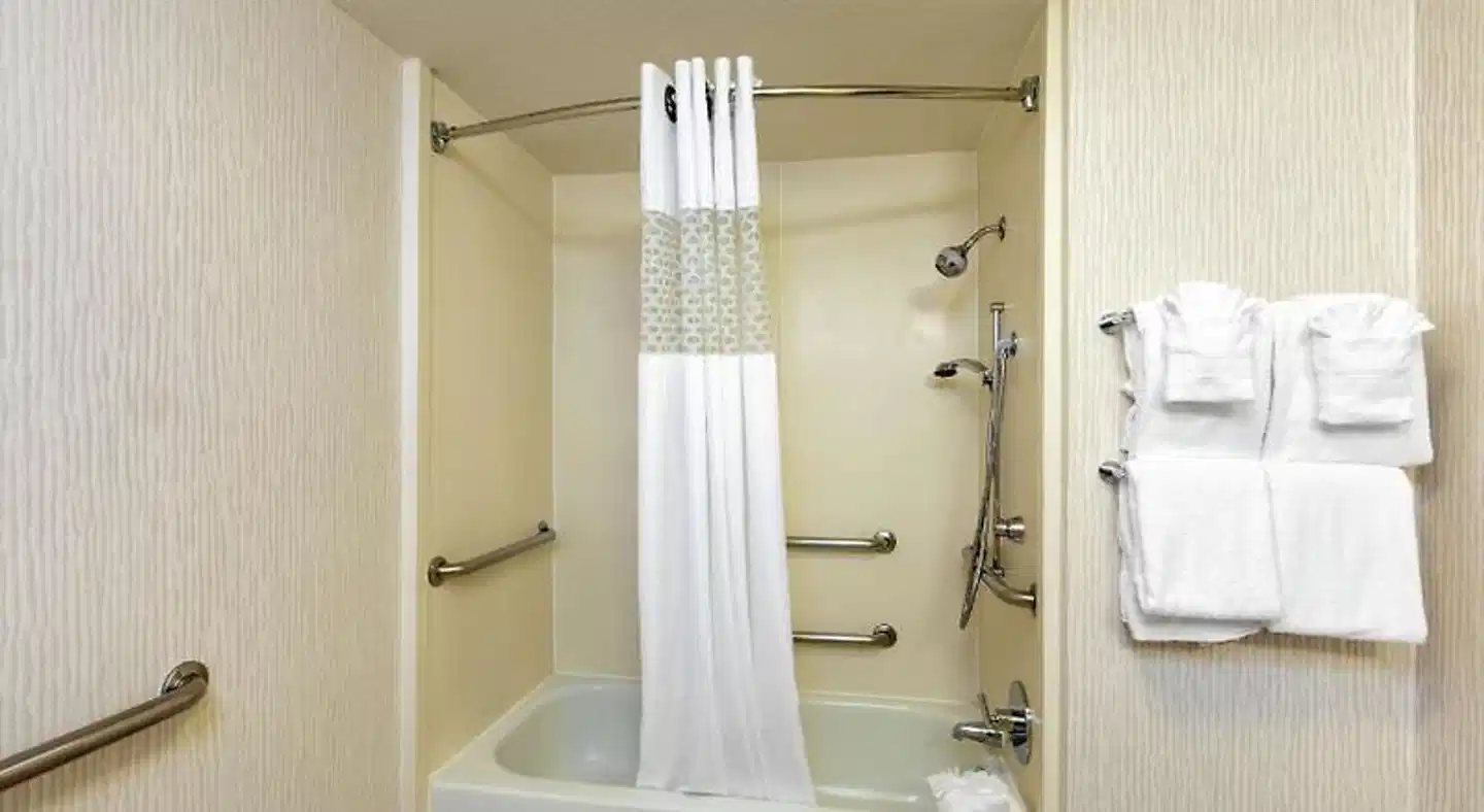 Hampton Inn & Suites Austin-Airport Badezimmer