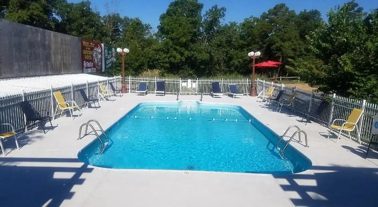 Statue Road Inn OUTDOOR_POOL