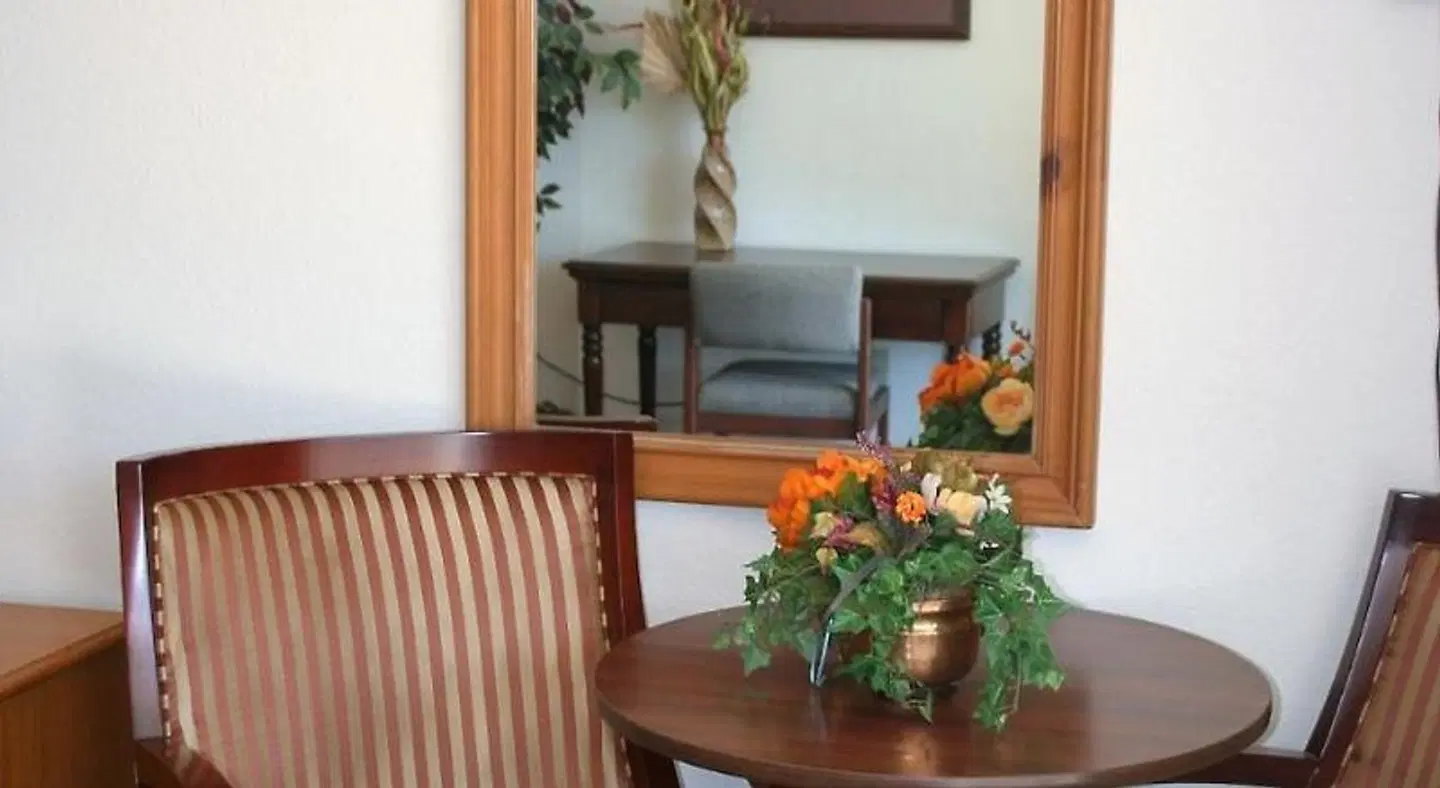 Statue Road Inn ROOM_EXAMPLE