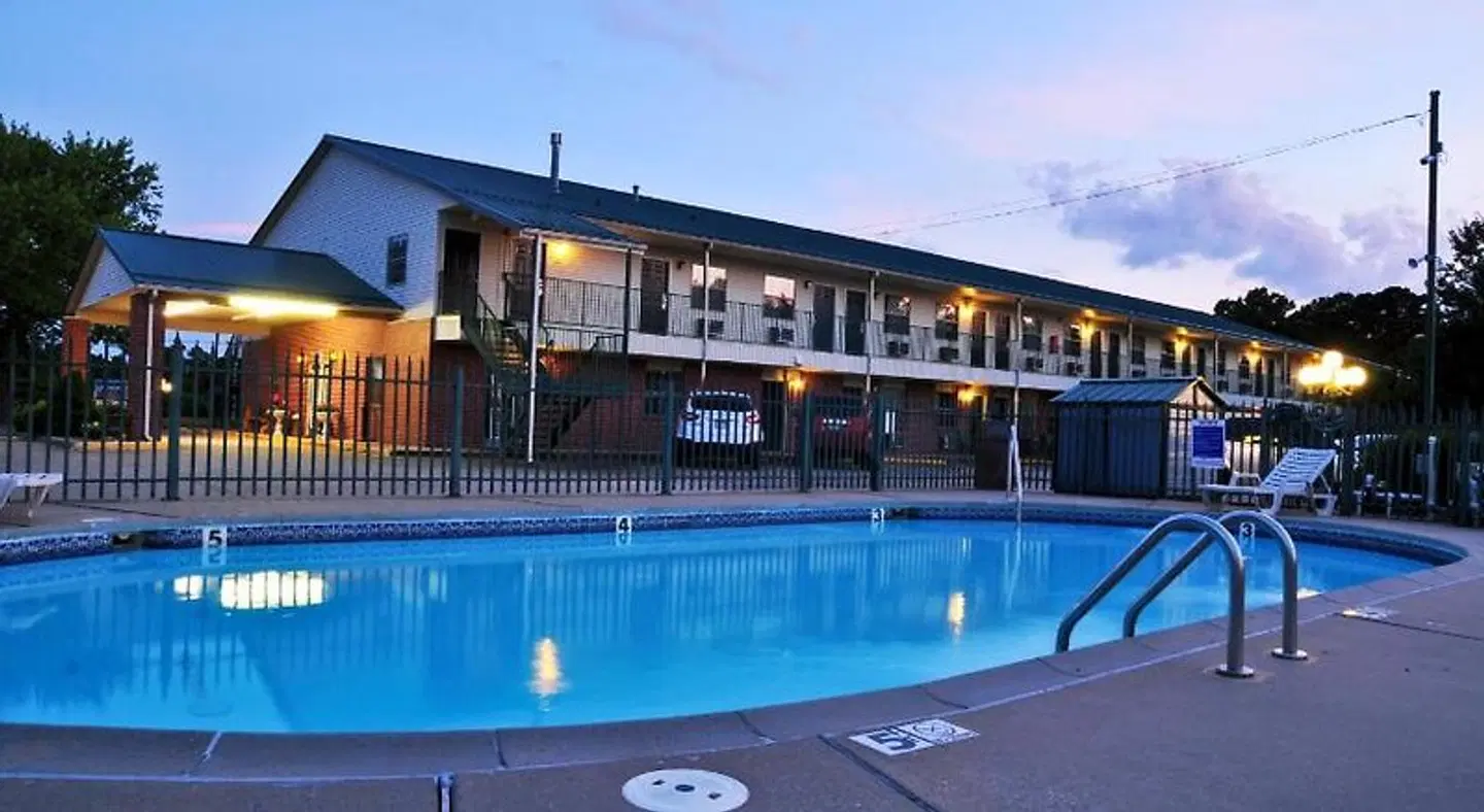 The Regency Inn Eureka Springs OUTDOOR_POOL