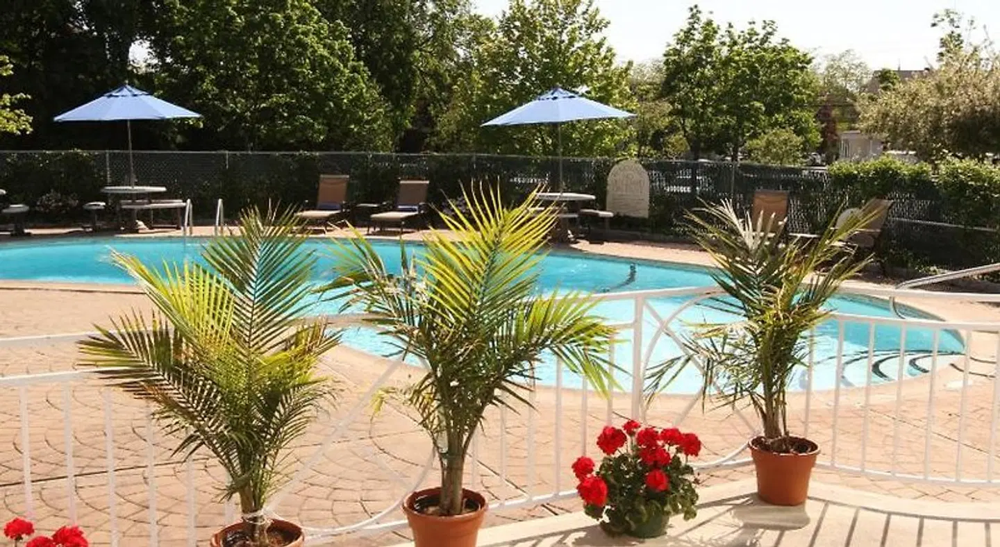 Norwalk Inn and Conference Center OUTDOOR_POOL
