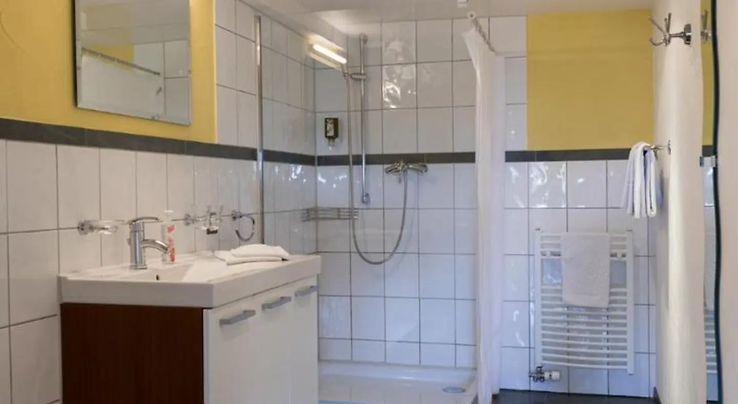 Bett am Weiher Badezimmer