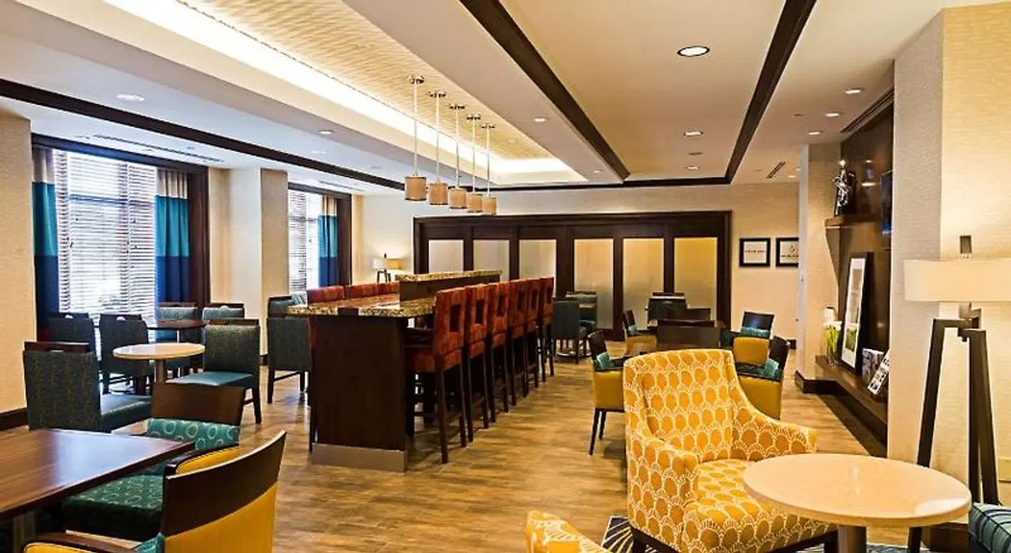 Hampton Inn by Hilton Ottawa Airport Bar