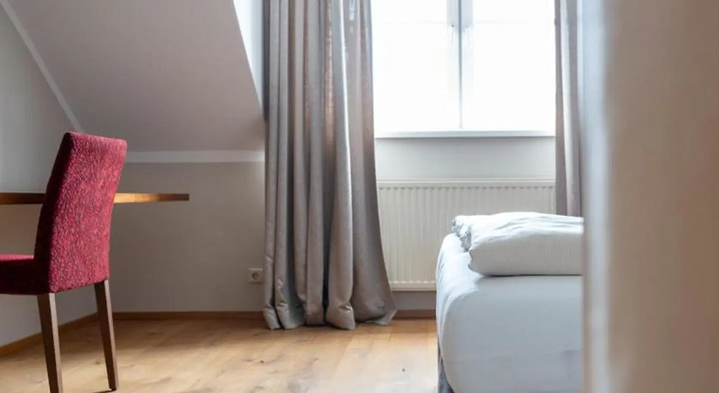 eee hotel Perg ROOM_EXAMPLE