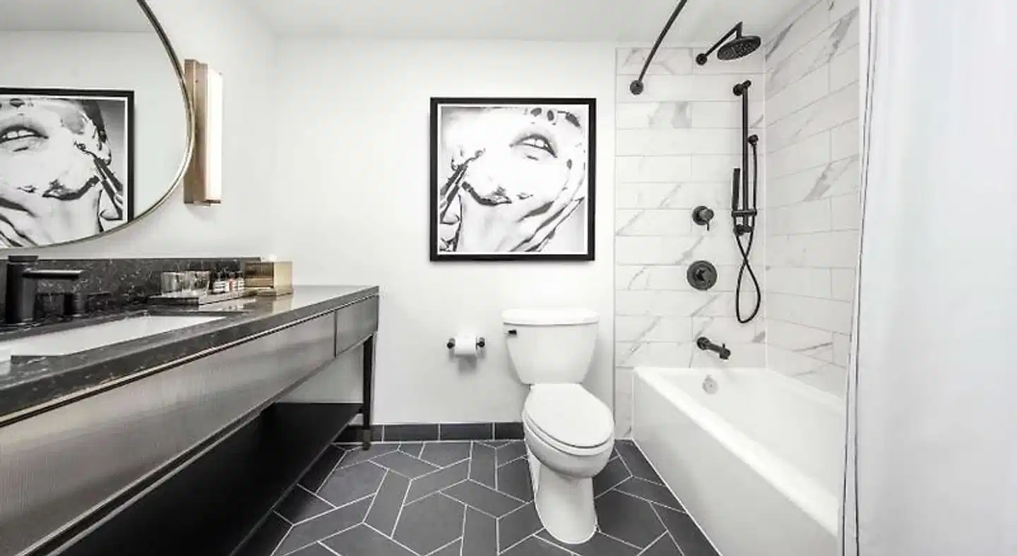 C. Baldwin, Curio Collection by Hilton Badezimmer