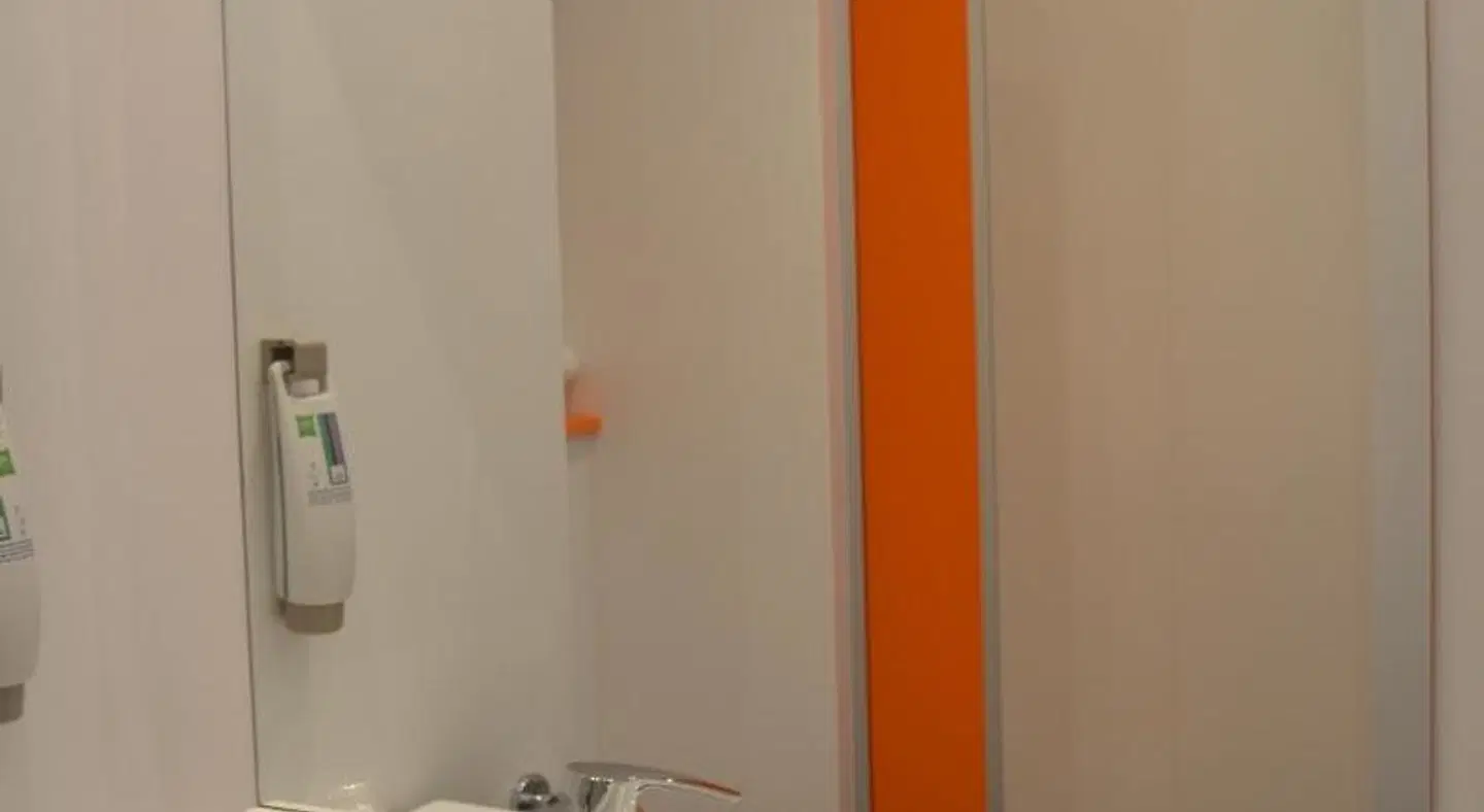 ibis Styles Niort Poitou Charentes Badezimmer