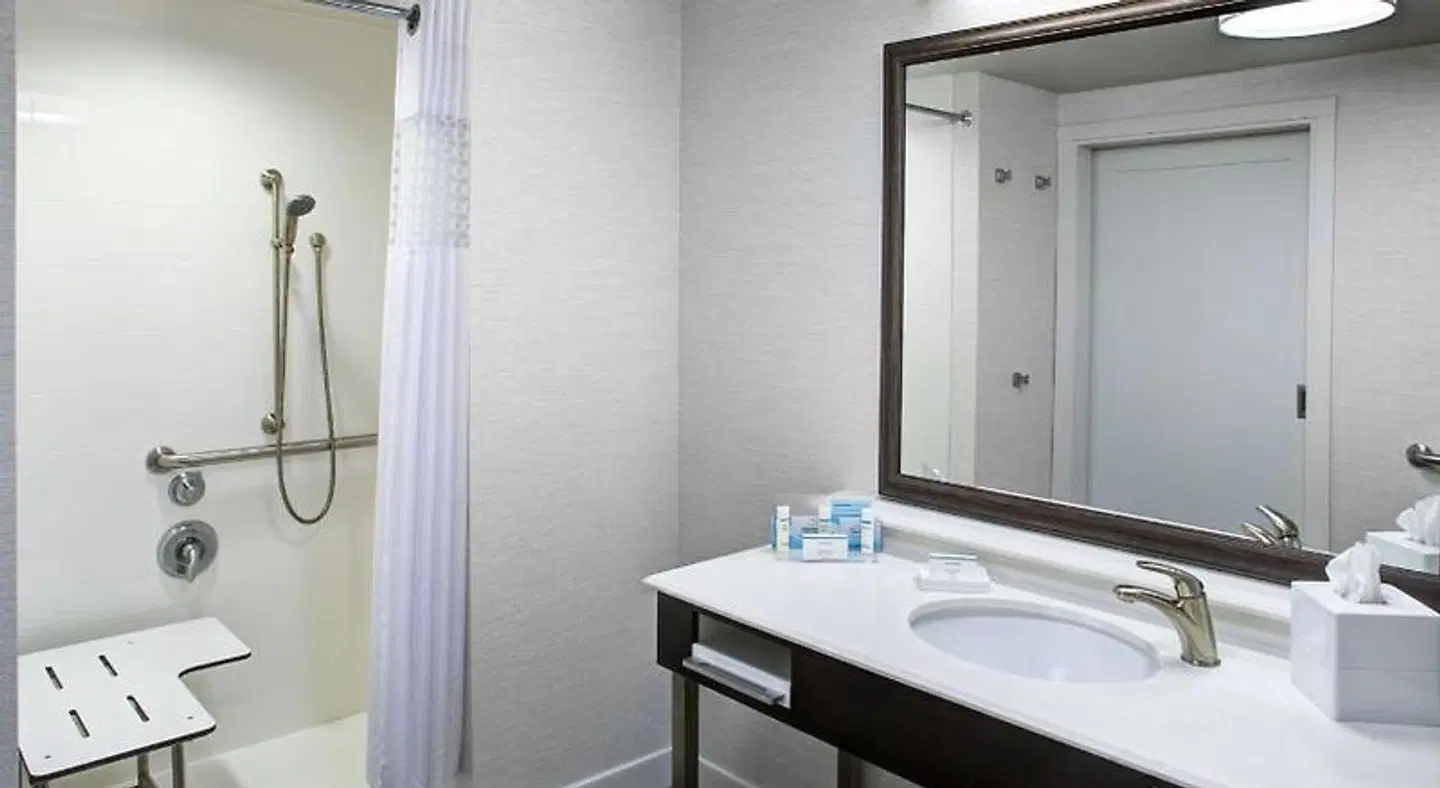 Hampton Inn & Suites Pittsburg Kansas Crossing Badezimmer
