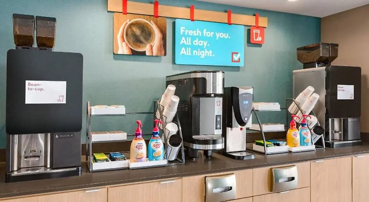 avid hotel Oklahoma City Airport by IHG Bar