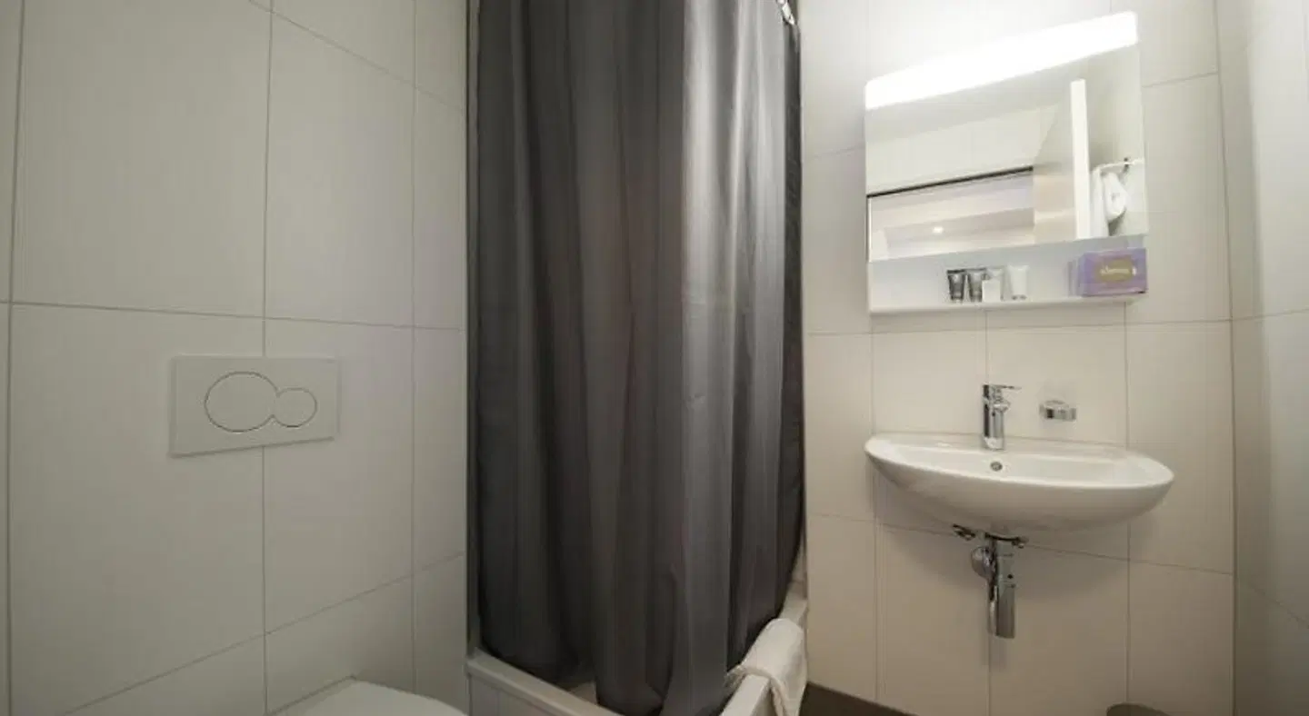 VARIAS Business Apartments Badezimmer