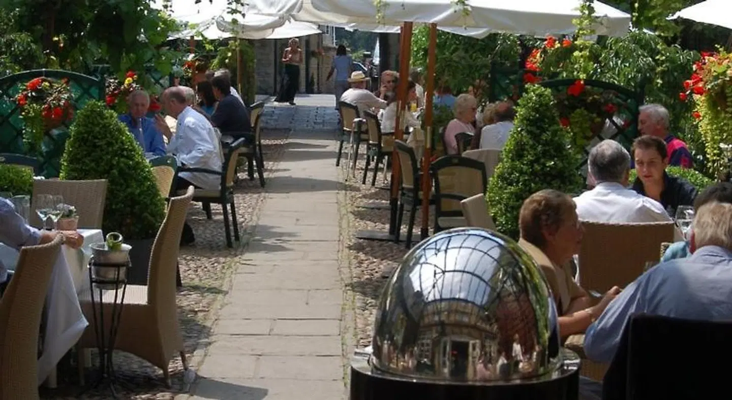 The George Hotel of Stamford Bar