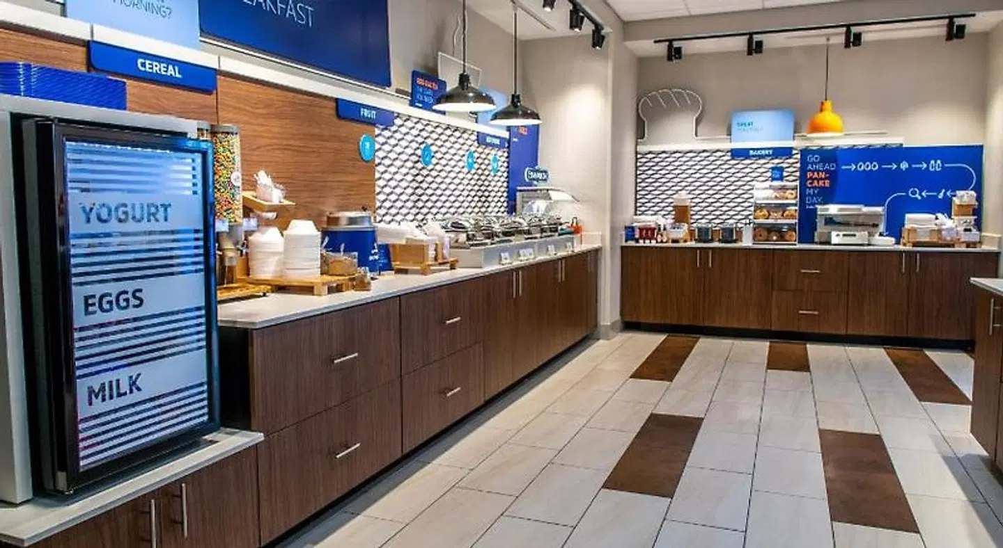 Holiday Inn Express & Suites Oklahoma City Airport by IHG ROOM_EXAMPLE