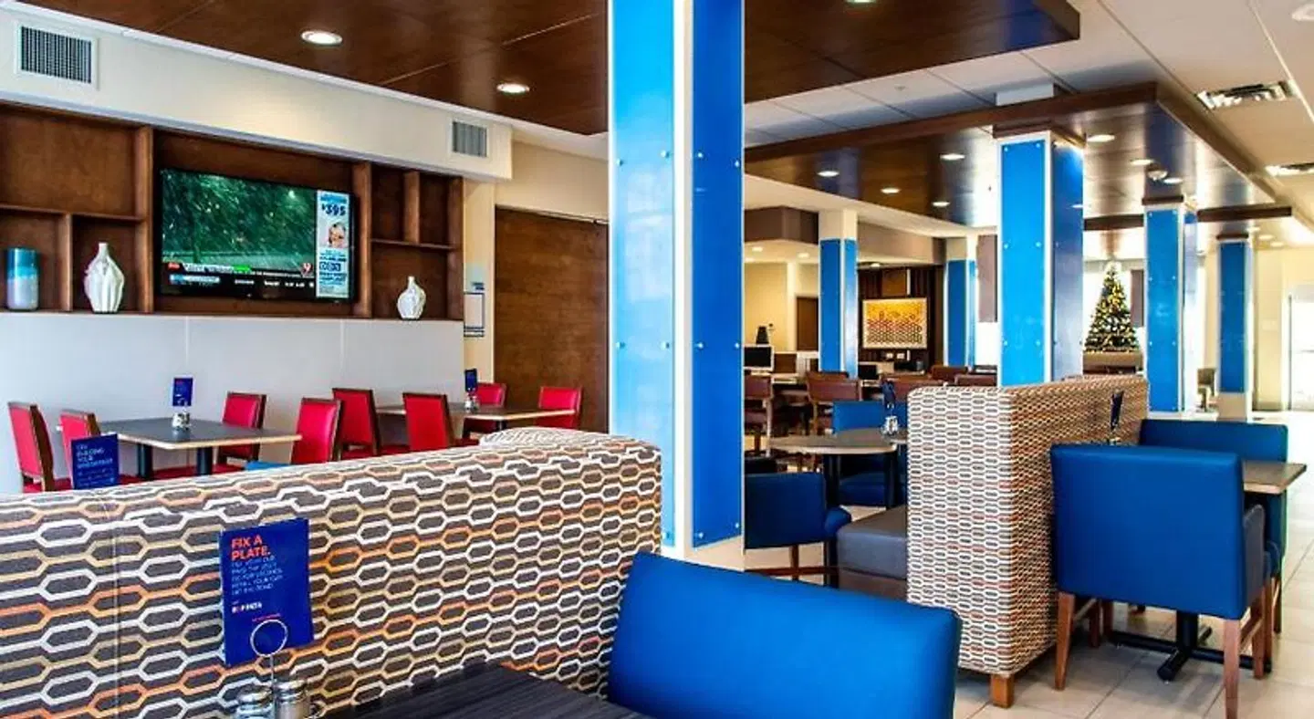 Holiday Inn Express & Suites Oklahoma City Airport by IHG LOUNGE_LOBBY