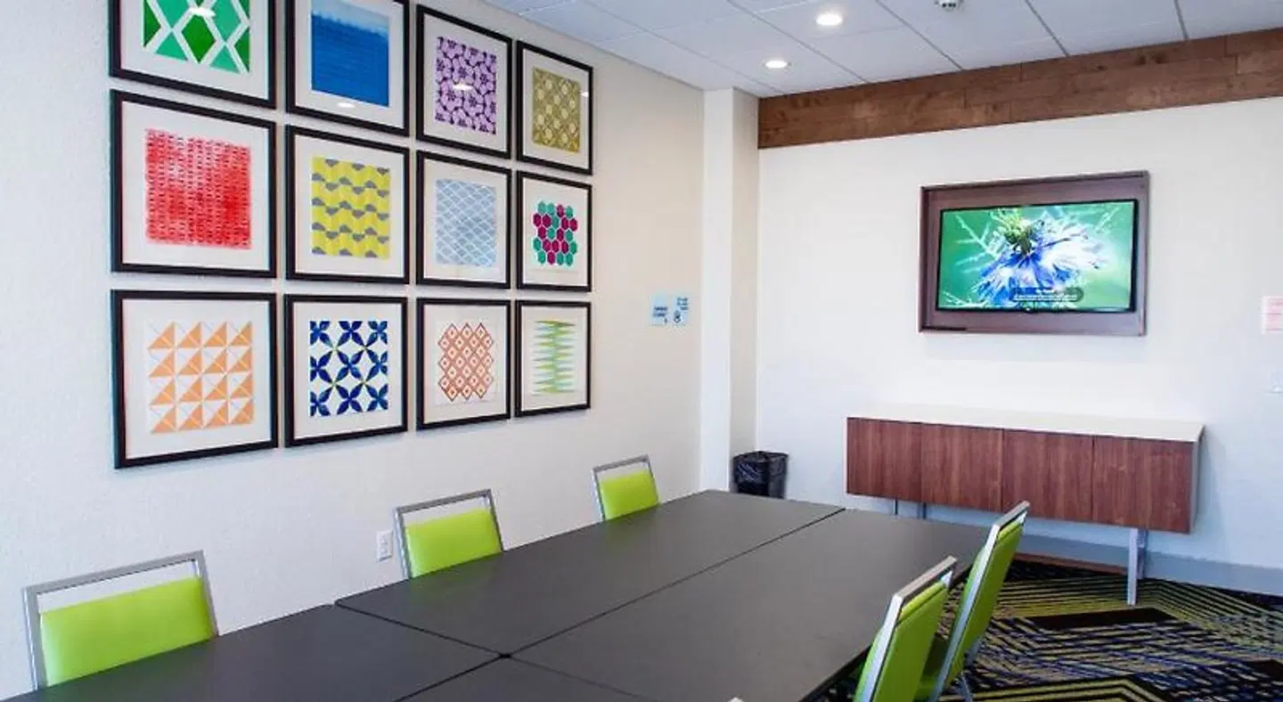 Holiday Inn Express & Suites Oklahoma City Airport by IHG ROOM_EXAMPLE