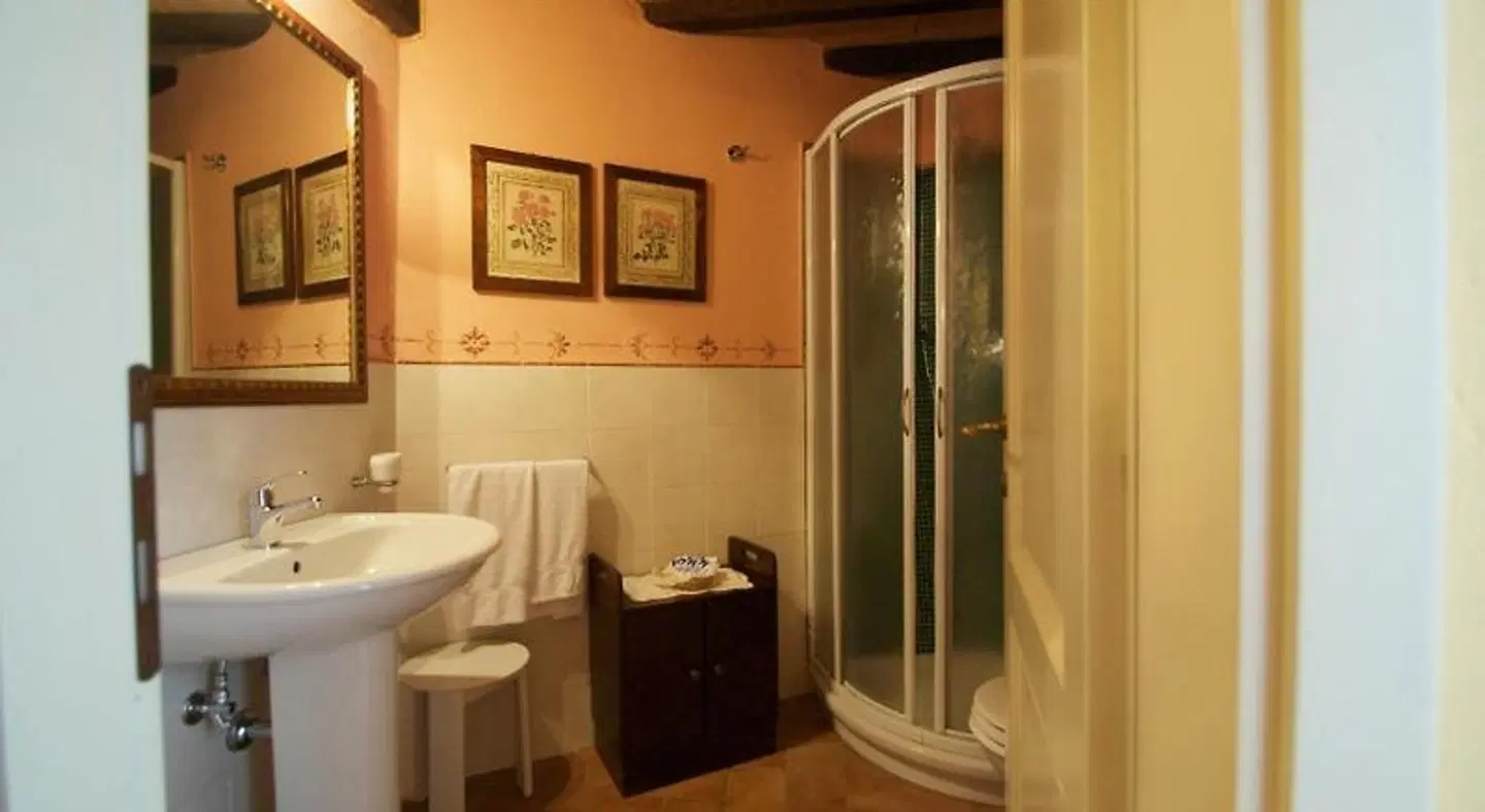 Torre Sangiovanni B&B e Ristorante Badezimmer