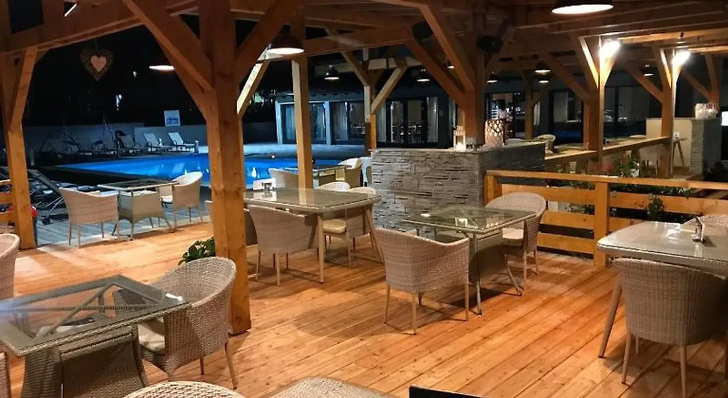 16 Lakes Hotel Bar