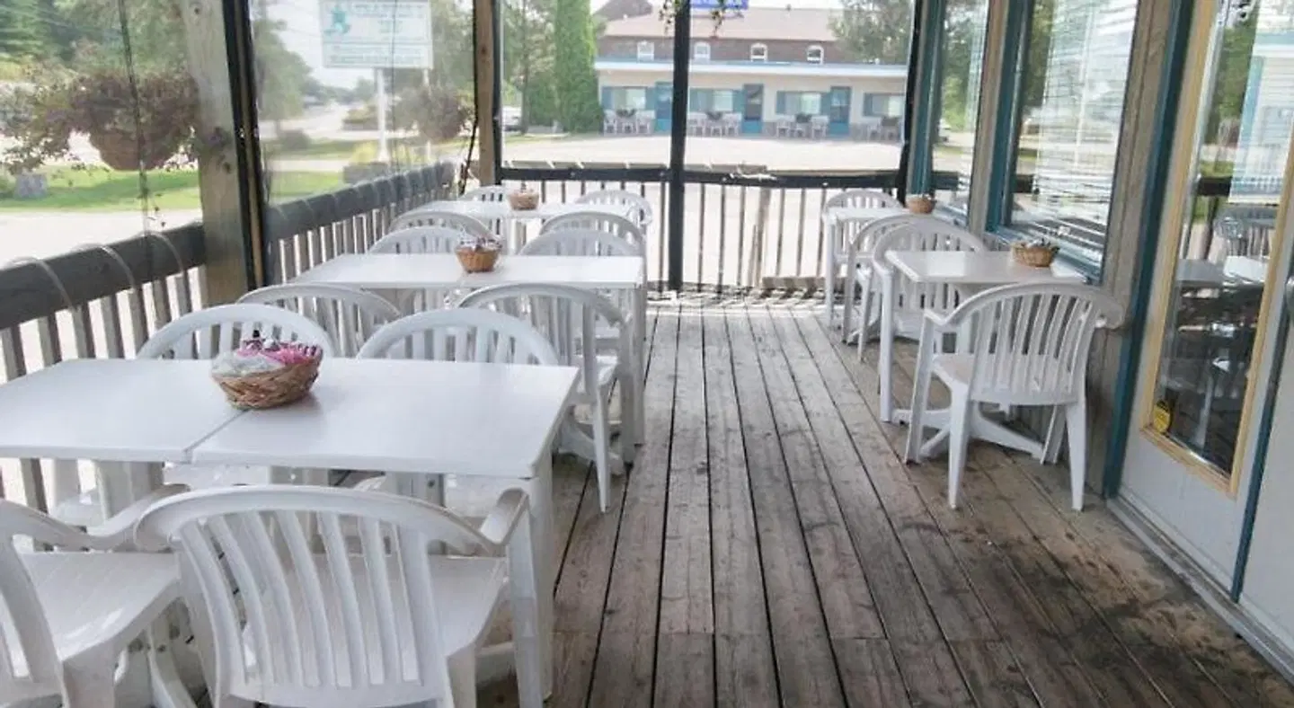 Trapper's Choice Inn & Restaurant Terrasse