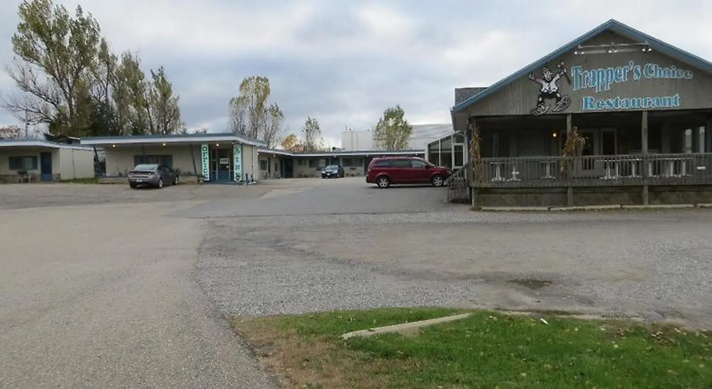 Trapper's Choice Inn & Restaurant EXTERIOR