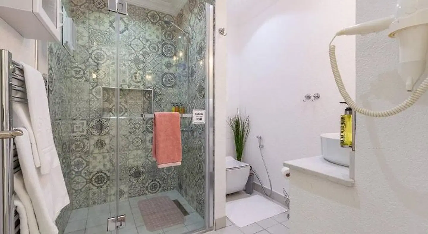 Q Suites Old City-Best Group Hotels Badezimmer