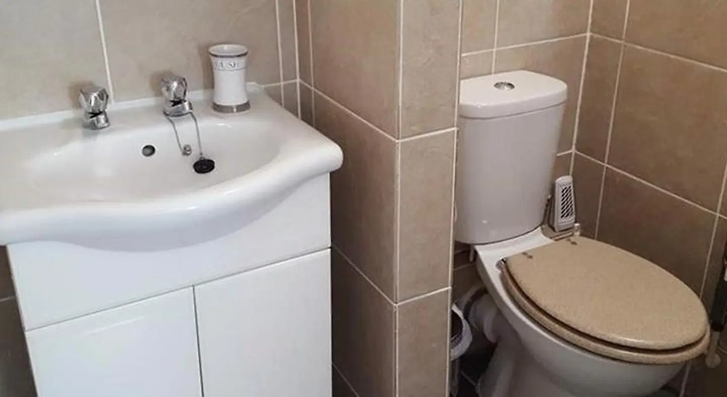 White Guest House Badezimmer