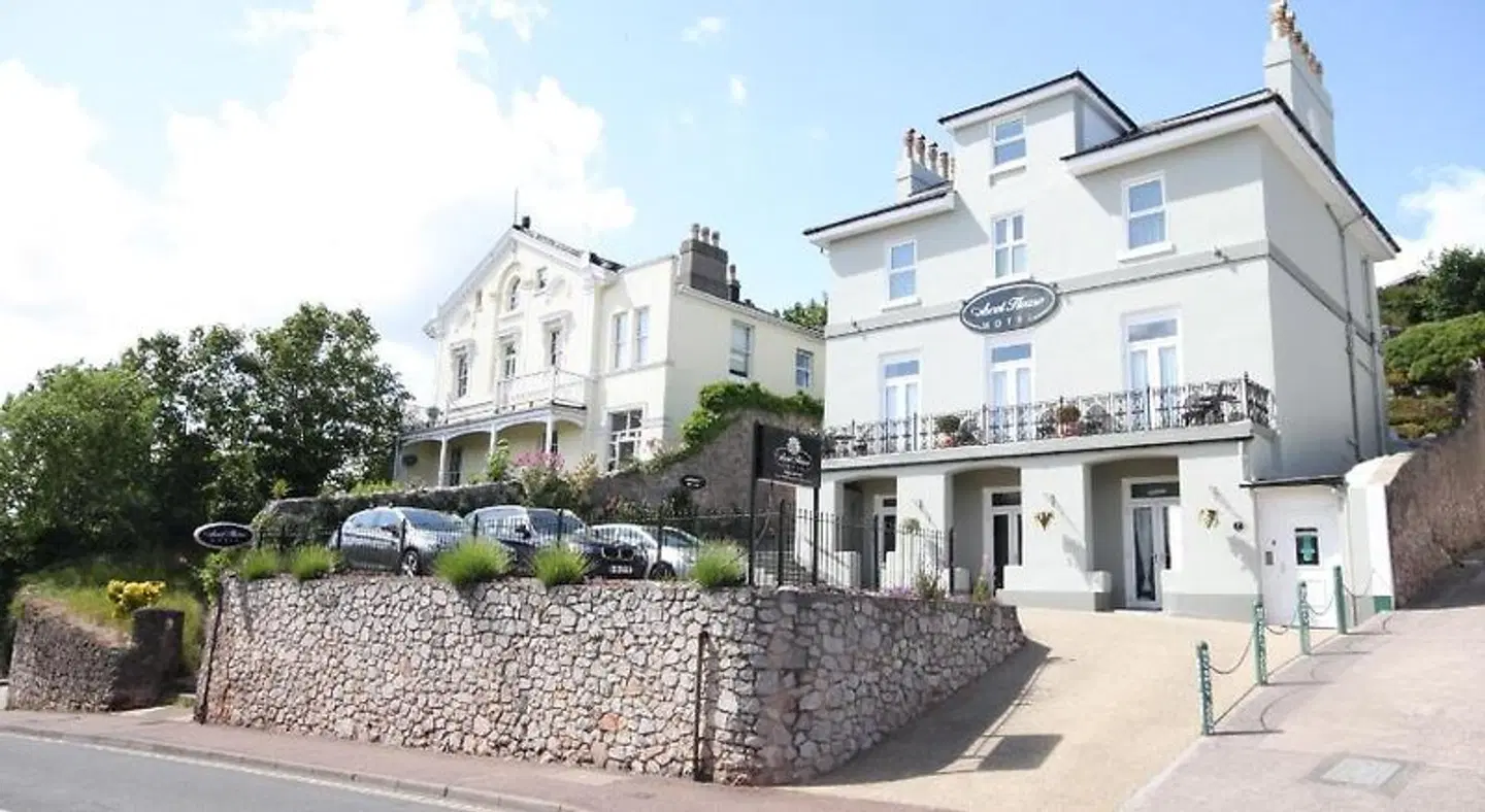 Ascot House Hotel EXTERIOR