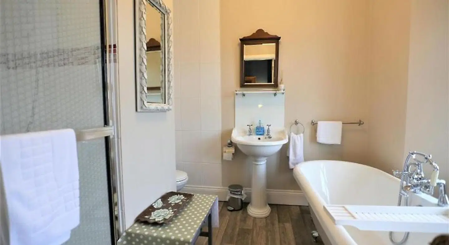 Ascot House Hotel Badezimmer
