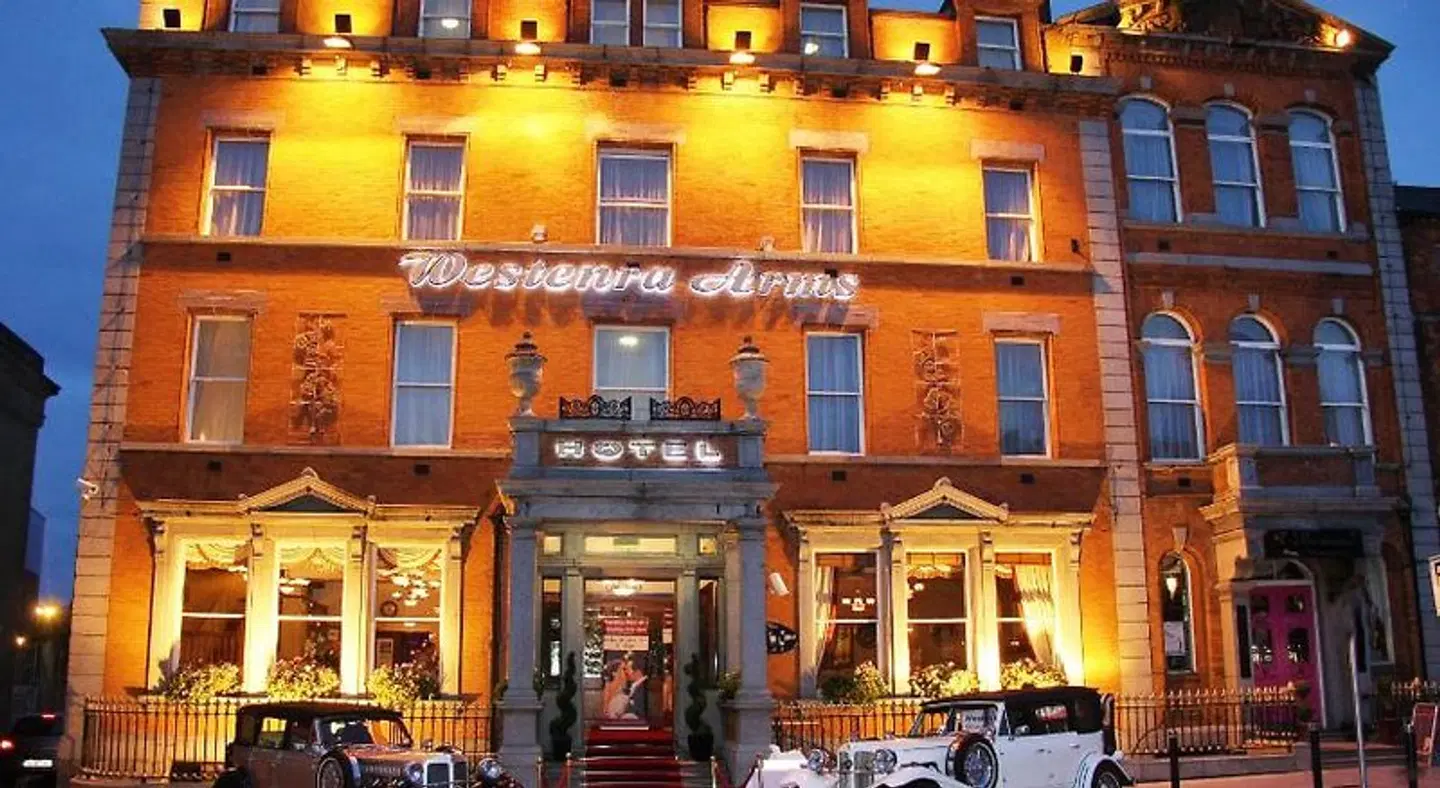 Westenra Arms Hotel EXTERIOR
