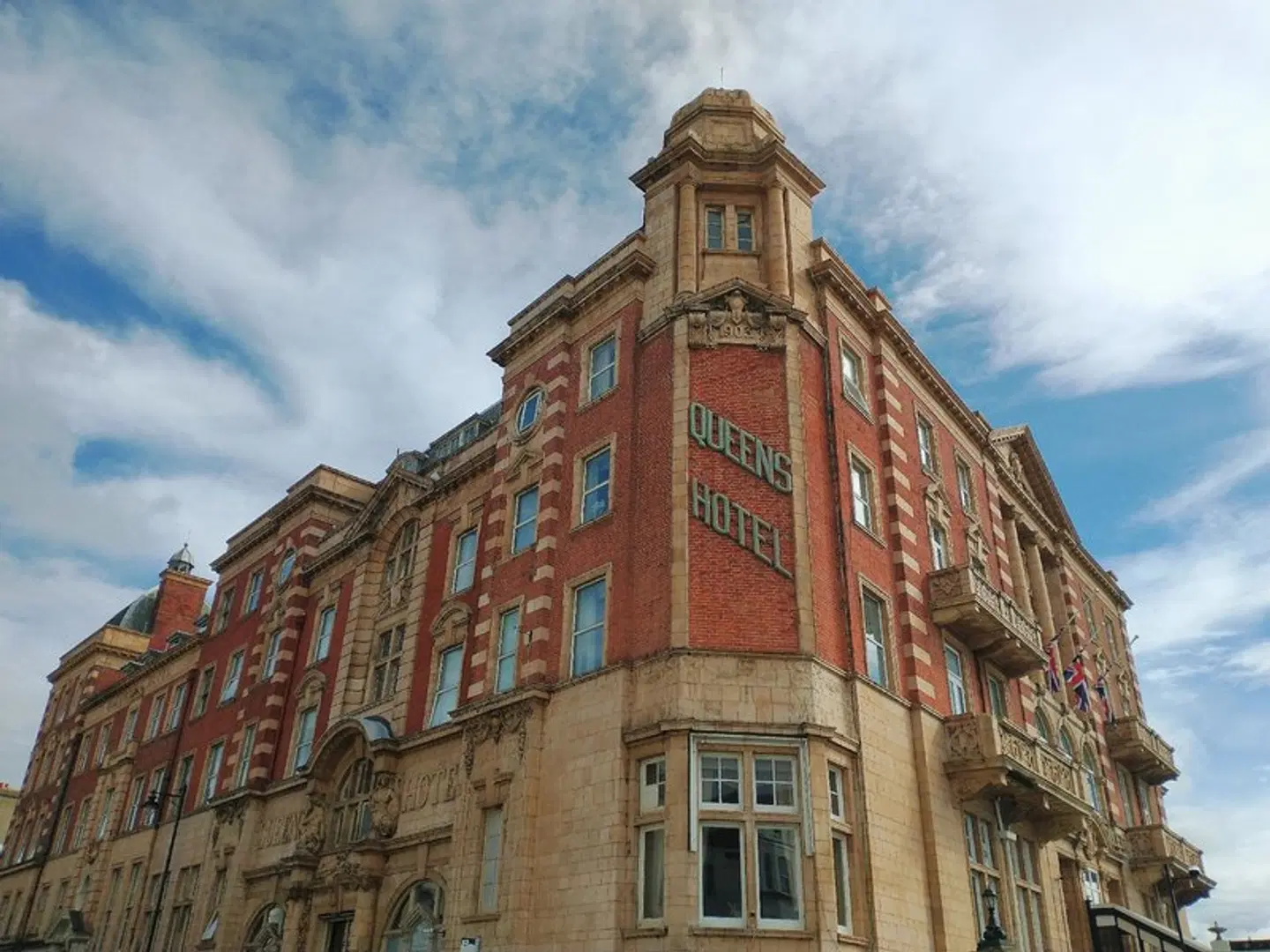 Queen's Hotel EXTERIOR