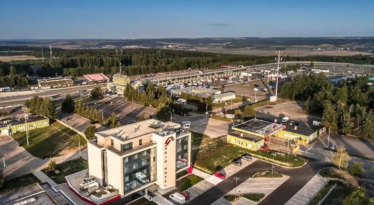 Grid Hotel EXTERIOR