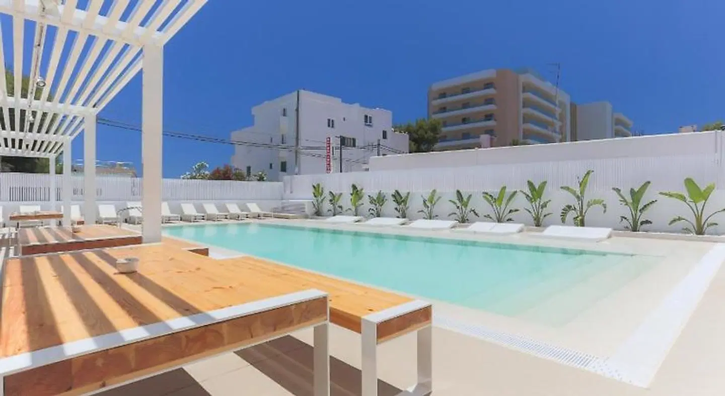Sunrise Suites OUTDOOR_POOL