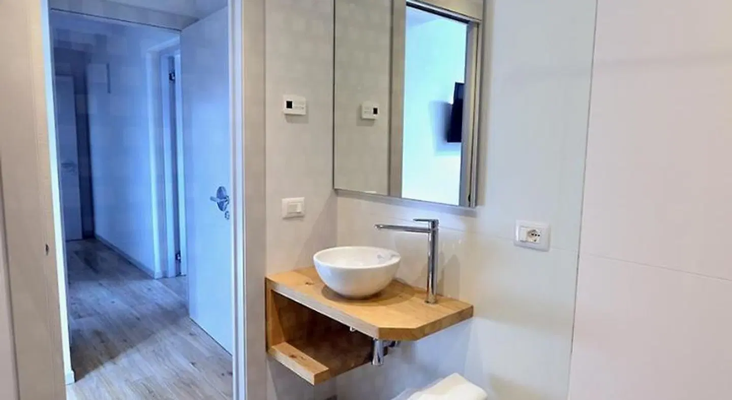 TiAMo Modern Design Guest House Badezimmer