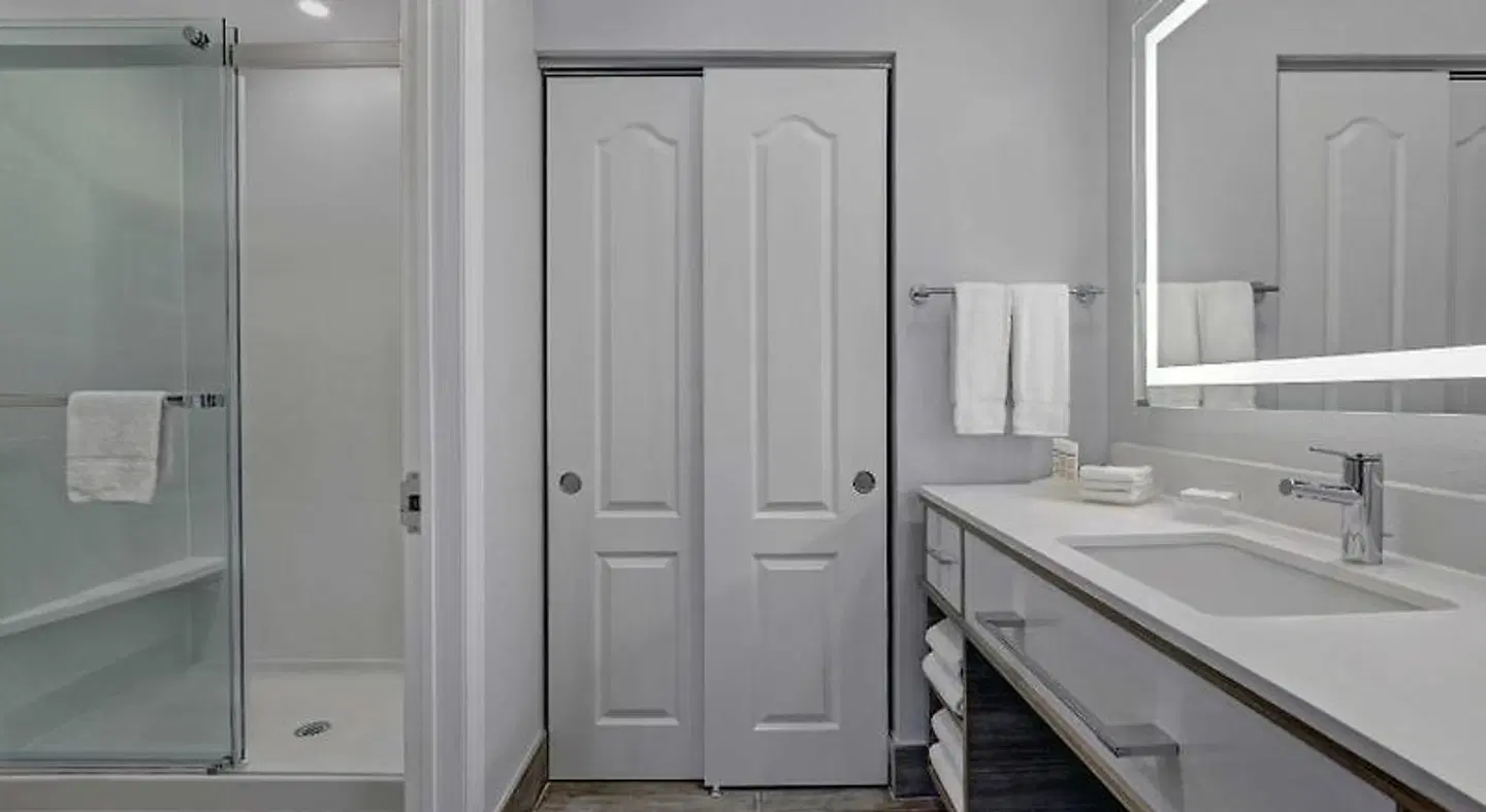 Homewood Suites by Hilton London Ontario Badezimmer