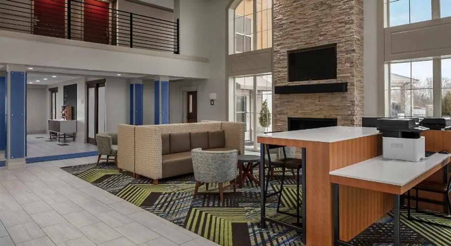 Holiday Inn Express & Suites Asheville SW - Outlet Ctr Area by IHG Bar