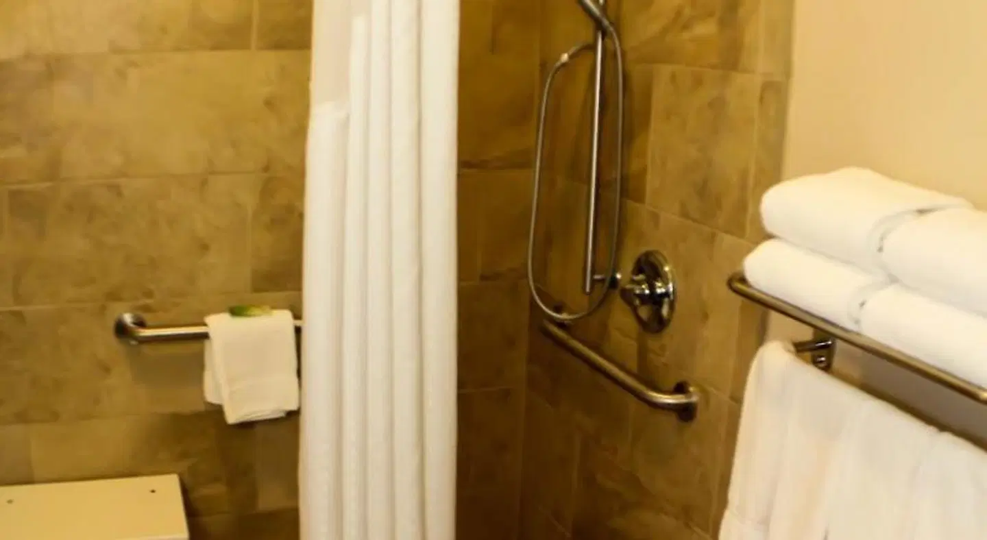 Holiday Inn Express & Suites Indianapolis North - Carmel by IHG Badezimmer
