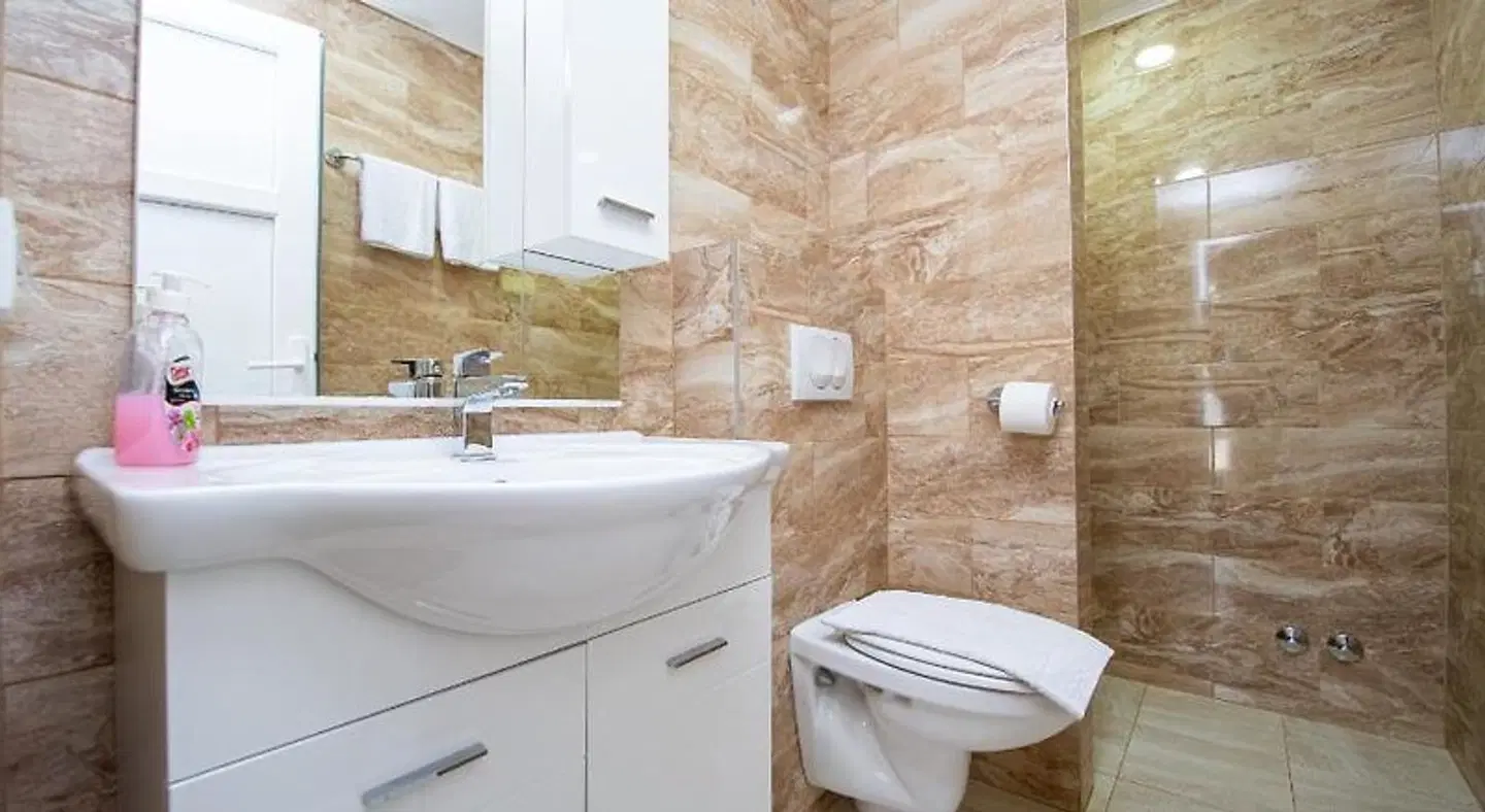 Saki Apartments Budva Badezimmer