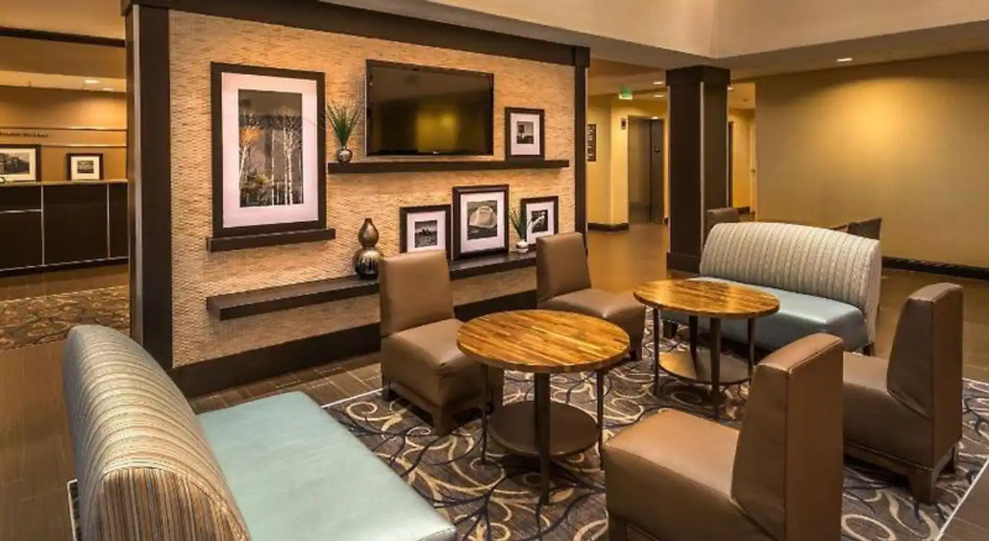 Hampton Inn & Suites Reno Lobby