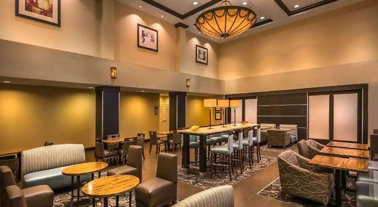 Hampton Inn & Suites Reno Bar