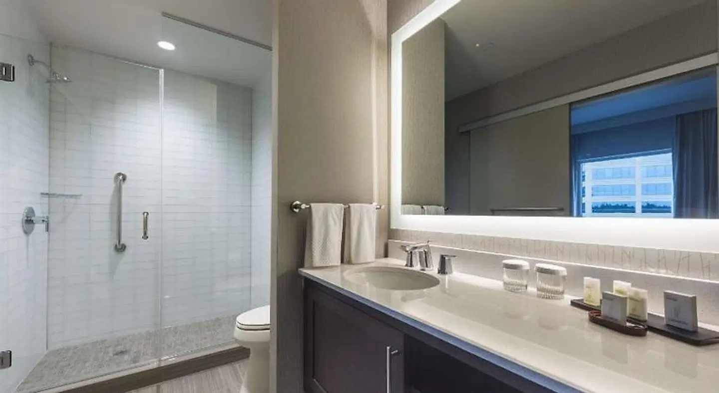 Embassy Suites by Hilton The Woodlands Badezimmer