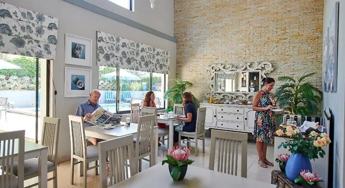 The Hamptons Guest House Bar