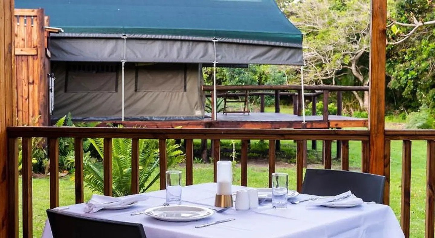 Kingfisher Lakeside Retreat Terrasse