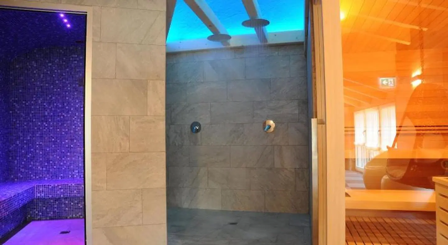 TOURING HOTEL & SPA Badezimmer