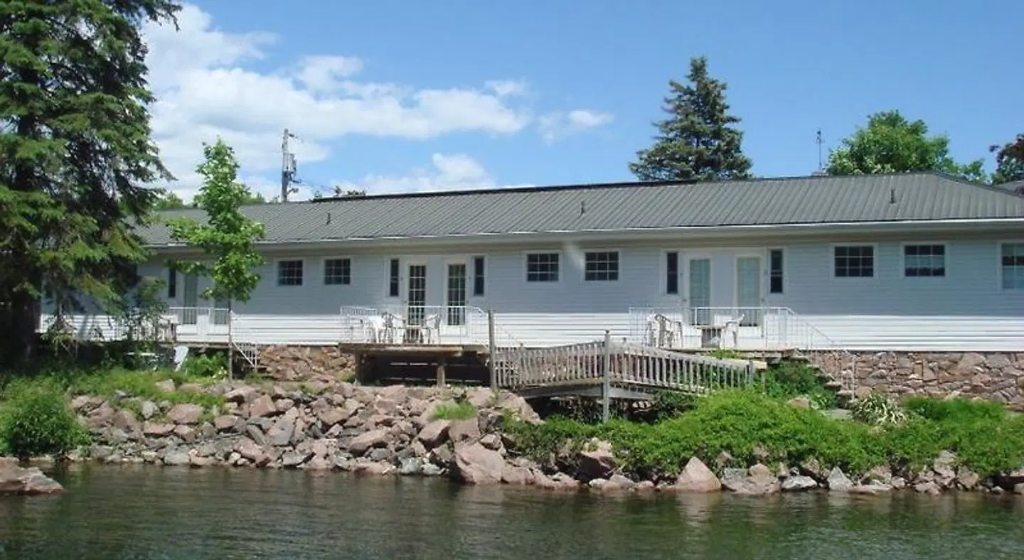 Boathouse Country Inn EXTERIOR