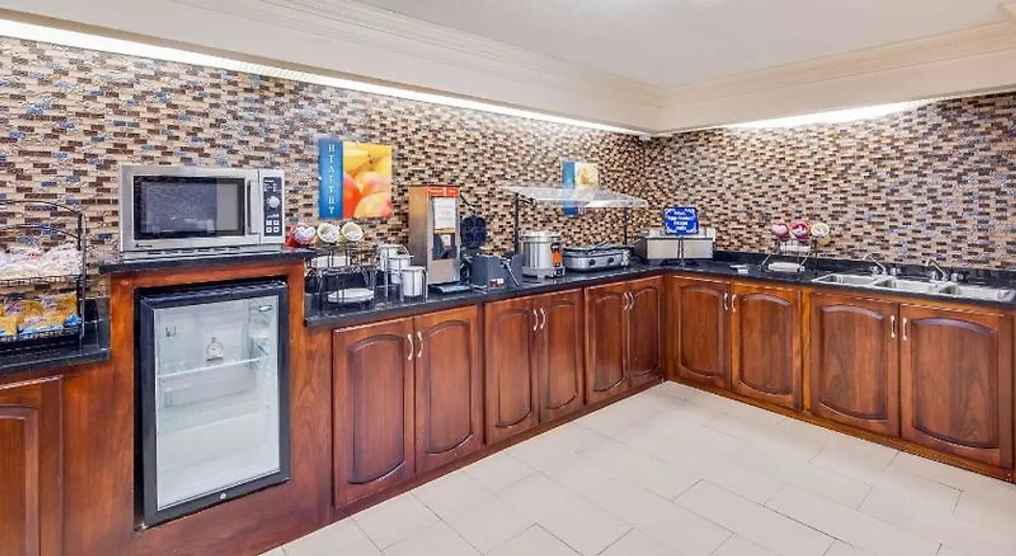 Best Western Inn & Suites of Macon Bar