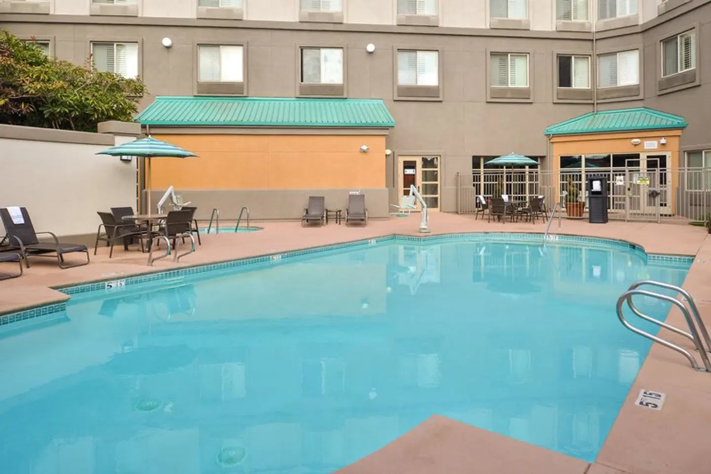 Holiday Inn Express & Suites Elk Grove Central - HWY 99 by IHG OUTDOOR_POOL